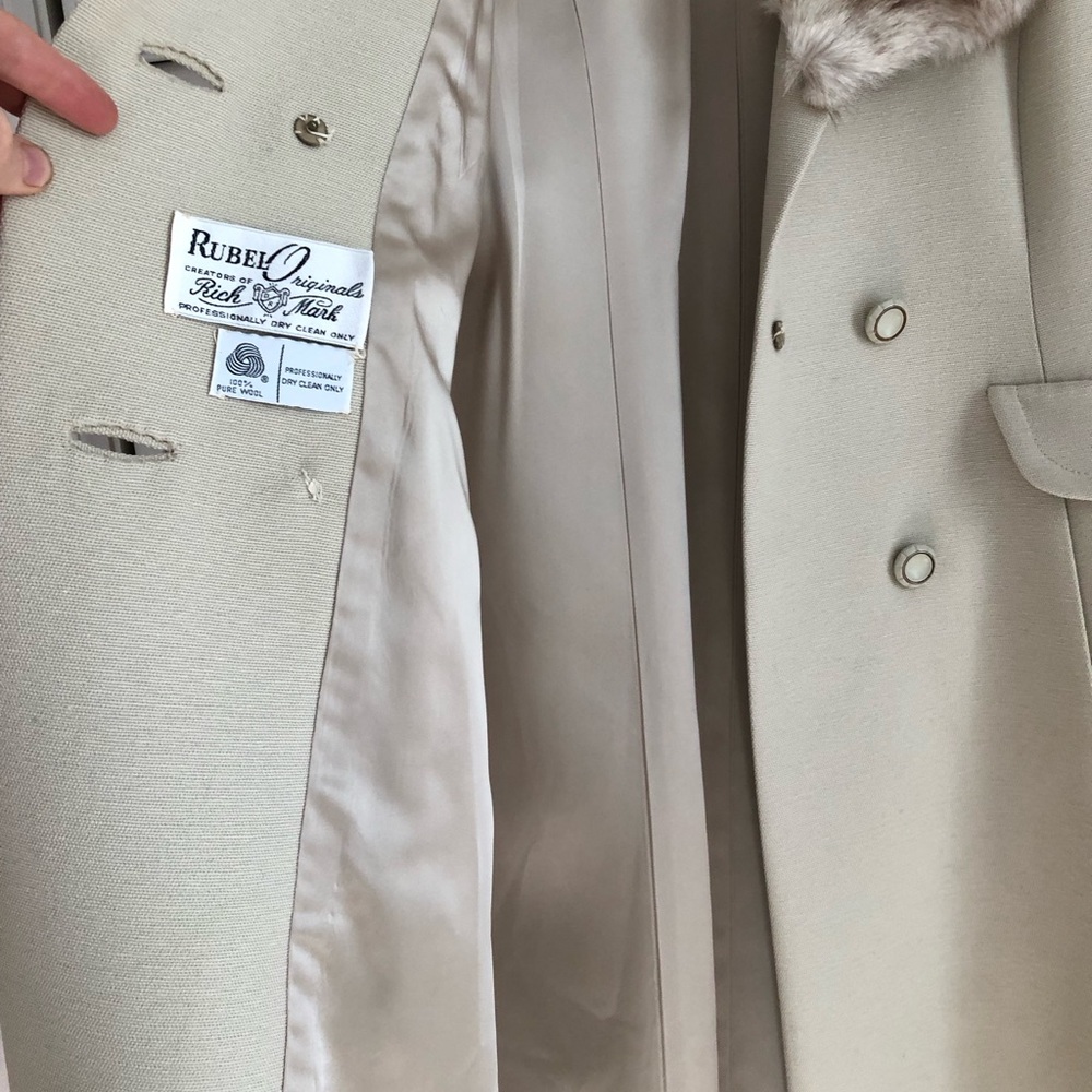 Stunning vintage wool coat with fur collar